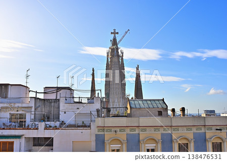 最新版的聖家堂，上面安裝了十字架。 138476531