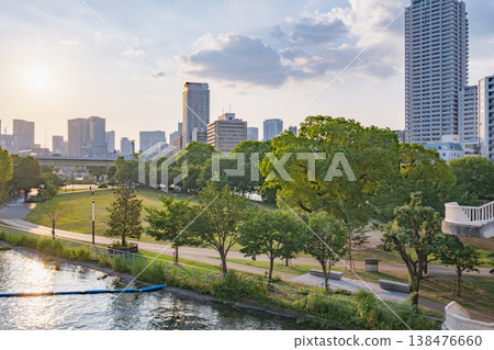 河濱公園和城市全景,沐浴在夕陽之中。 河濱公園和城市全景,沐浴在夕陽之中。 138476660