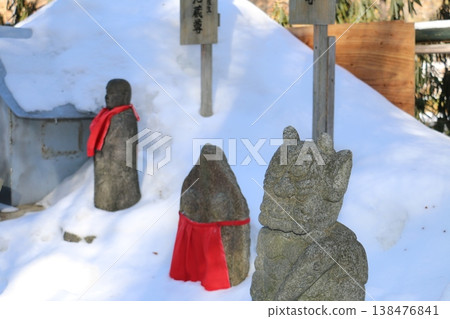 Jizo statues standing in the snow Jizo statues standing in the snow 138476841