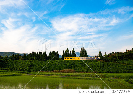 藍天、白雲和當地列車倒映在稻田裡 藍天、白雲和當地列車倒映在稻田裡 138477259