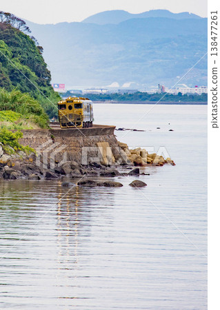 A certain train running along the coast 138477261