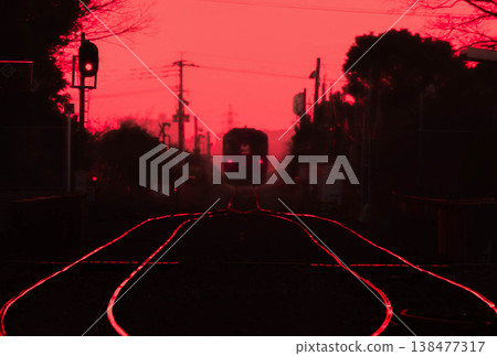 夕陽的紅光照亮了鐵軌和支線鐵路。 138477317