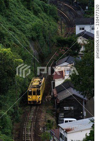 我家旁邊就有一輛黃色的本地火車經過。 我家旁邊就有一輛黃色的本地火車經過。 138477320