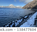北海道支笏湖，冬季可遠眺惠庭山，白雪皚皚的四足動物和碧藍的湖水。 138477604