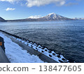 北海道支笏湖的壯麗景色：冬季的惠庭山和美麗的湖面。 138477605