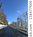 冬季駕車沿著通往北海道支笏湖的公路行駛：藍天白雲，白雪皚皚的山路。 138477606