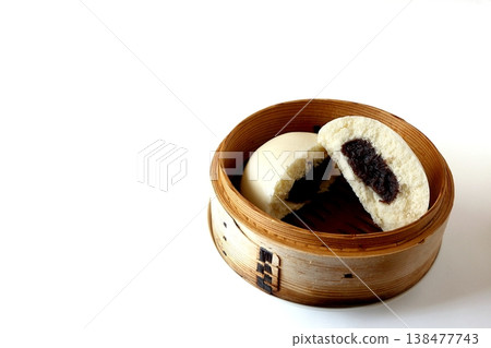 白色背景上的蒸籠裡的芝麻包 138477743