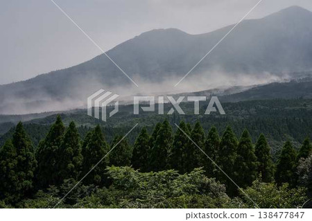 火山灰翻滾的山脊線。 火山灰翻滾的山脊線。 138477847