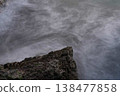 嶙峋的岩石和大海構成的地形 138477858