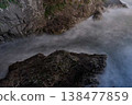 嶙峋的岩石和大海構成的地形 138477859