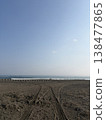 通往沙灘的小路；空曠的大海和廣闊的天空。 138477865