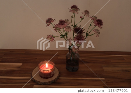 桌上擺放著蠟燭和鮮花。 138477901