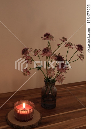 桌上擺放著蠟燭和鮮花。 桌上擺放著蠟燭和鮮花。 138477903