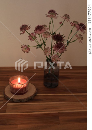 桌上擺放著蠟燭和鮮花。 桌上擺放著蠟燭和鮮花。 138477904
