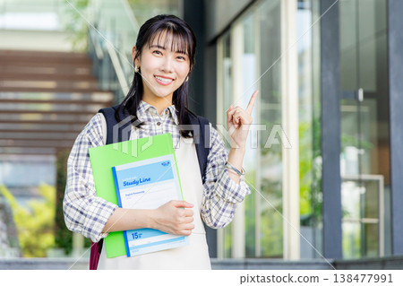 拿著文件的微笑的大學生 138477991