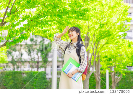 走在校園裡的女大學生 走在校園裡的女大學生 138478005