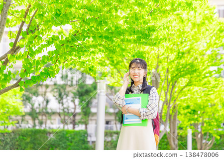 走在校園裡的女大學生 走在校園裡的女大學生 138478006