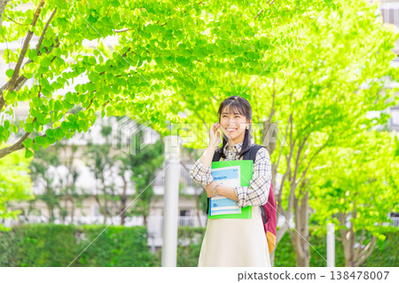 走在校園裡的女大學生 走在校園裡的女大學生 138478007