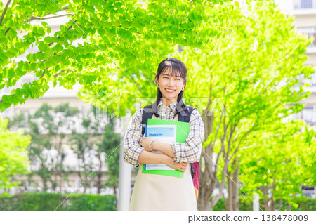 走在校園裡的女大學生 走在校園裡的女大學生 138478009
