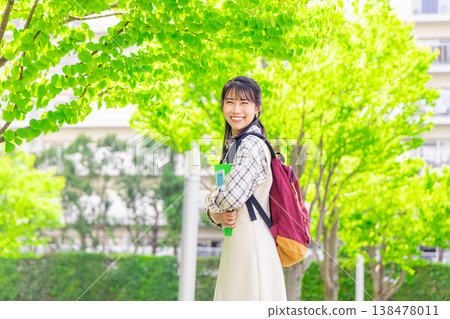 走在校園裡的女大學生 走在校園裡的女大學生 138478011