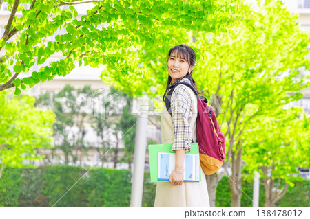 走在校園裡的女大學生 走在校園裡的女大學生 138478012