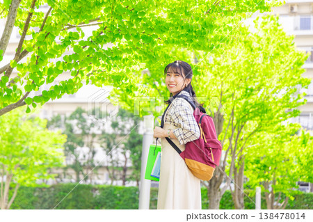 走在校園裡的女大學生 138478014