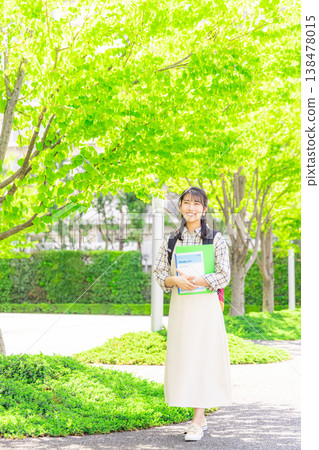 走在校園裡的女大學生 走在校園裡的女大學生 138478015