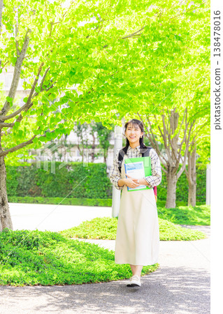 走在校園裡的女大學生 走在校園裡的女大學生 138478016