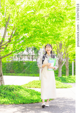 走在校園裡的女大學生 138478018