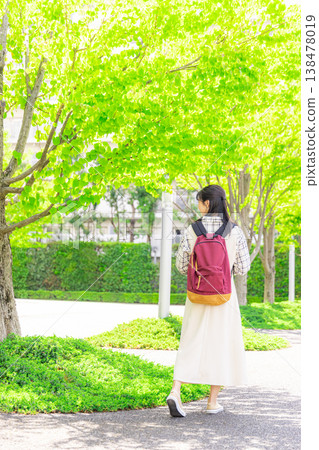 走在校園裡的女大學生 138478019