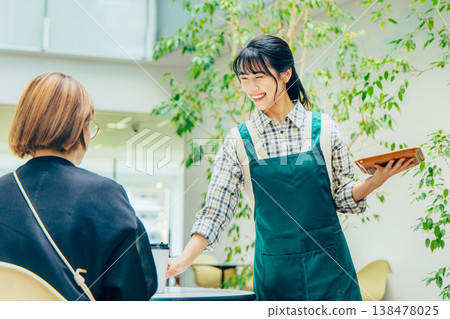 咖啡館,女性,兼職工作 咖啡館,女性,兼職工作 138478025