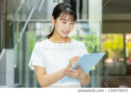 年輕女子,接待員,美女形象 年輕女子,接待員,美女形象 138478033