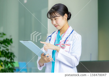 年輕的女醫生 138478047