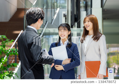 商務人士在大廳聊天。 商務人士在大廳聊天。 138478072