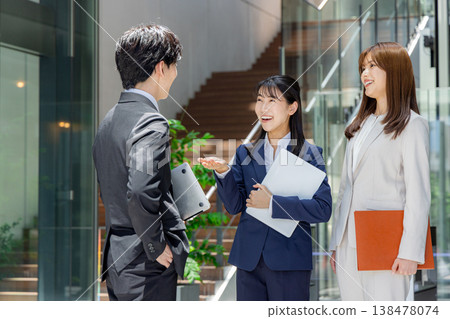 商務人士在大廳聊天。 商務人士在大廳聊天。 138478074