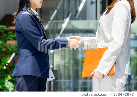 握手的女商人 138478078