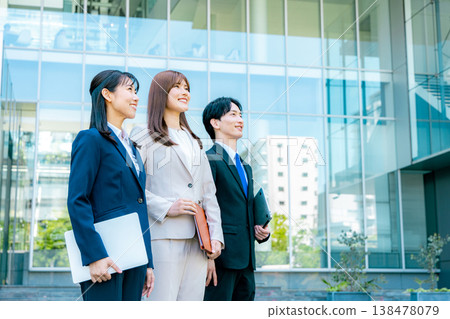 一位女商人拿著筆記型電腦站著 138478079