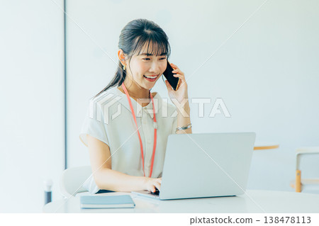 在辦公室工作的女人 在辦公室工作的女人 138478113