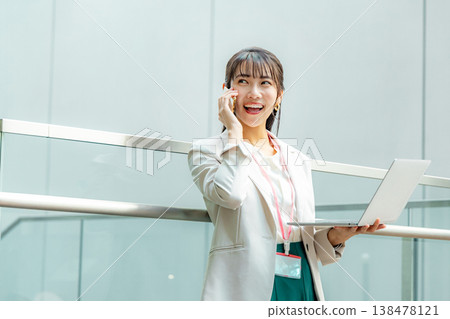 Business woman with laptop Business woman with laptop 138478121