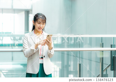 操作智能手機的女商人 操作智能手機的女商人 138478123