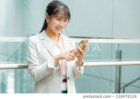 操作智能手機的女商人 138478124