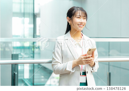 操作智能手機的女商人 操作智能手機的女商人 138478126
