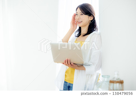 有個人計算機的女商人 138479056
