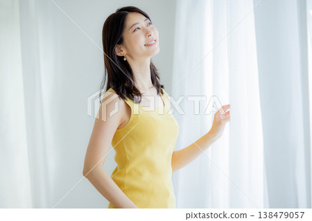 女人打開窗簾 138479057