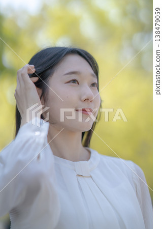 年輕女子用手遮擋刺眼的陽光；自然光；清新；美麗的畫面。 138479059