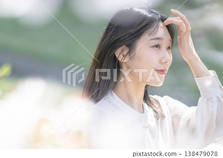 Strong spring sunshine and women's UV protection, wrinkle prevention, beauty ingredients. Strong spring sunshine and women's UV protection, wrinkle prevention, beauty ingredients. 138479078