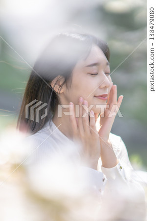 Strong spring sunshine and women's UV protection, wrinkle prevention, beauty ingredients. 138479080