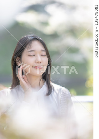 Strong spring sunshine and women's UV protection, wrinkle prevention, beauty ingredients. 138479083