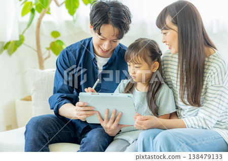 一家人在客廳看平板電腦 138479133
