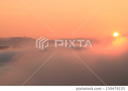 從小千屋山本高原可以欣賞雲海和日出的全景。 從小千屋山本高原可以欣賞雲海和日出的全景。 138479135